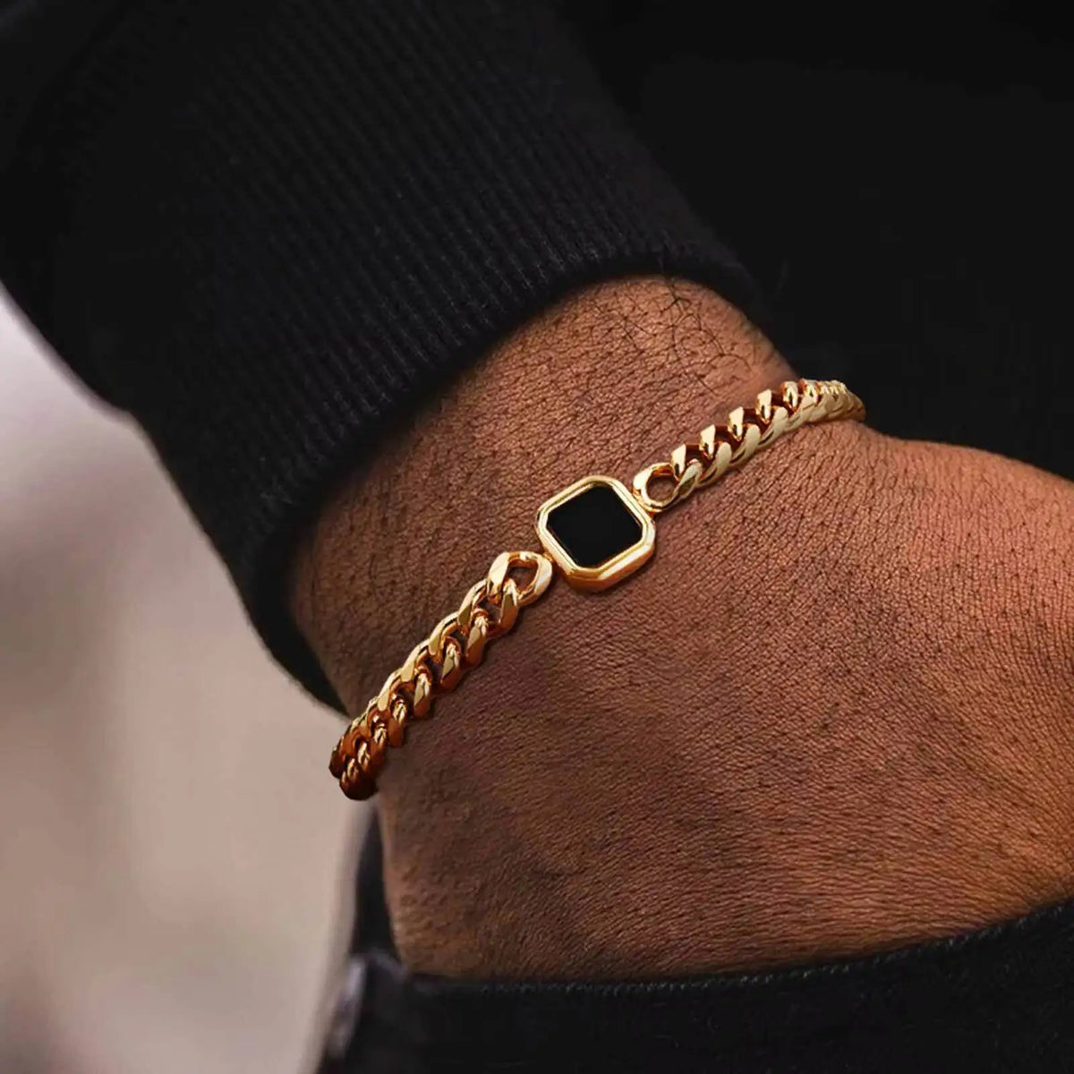 Producto de ejemploPulsera de Cadena Cubana con Dije de Piedra Negra — Estilo Urbano para Hombre