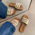 Sandalias Slide Estilo Casual — Diseño Cómodo con Letras Bordadas