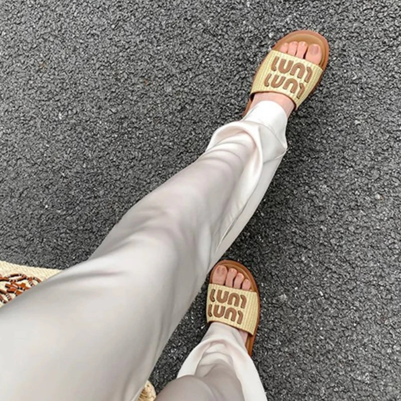 Sandalias Slide Estilo Casual — Diseño Cómodo con Letras Bordadas