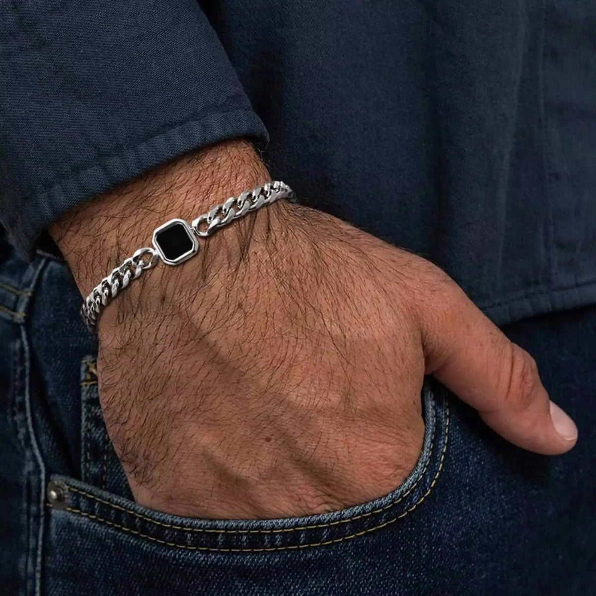 Producto de ejemploPulsera de Cadena Cubana con Dije de Piedra Negra — Estilo Urbano para Hombre